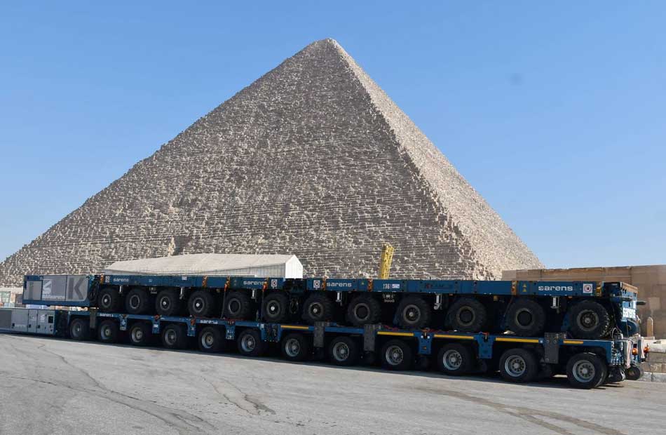 The longest trailer in the world is preparing to transport King Khufu