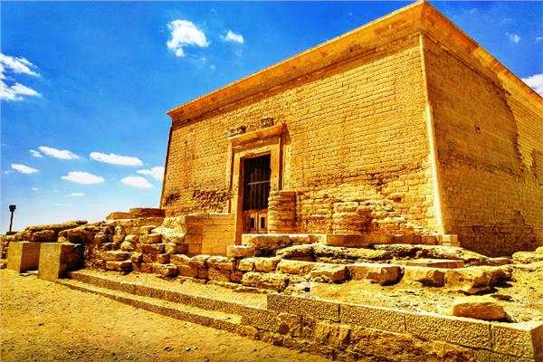 Fayoum celebrates the sun perpendicular to the Holy of Holies in Qasr Qarun Temple